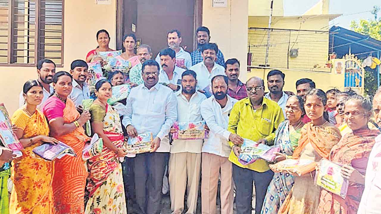 ఆడపడుచులకు బతుకమ్మ సారెలు..