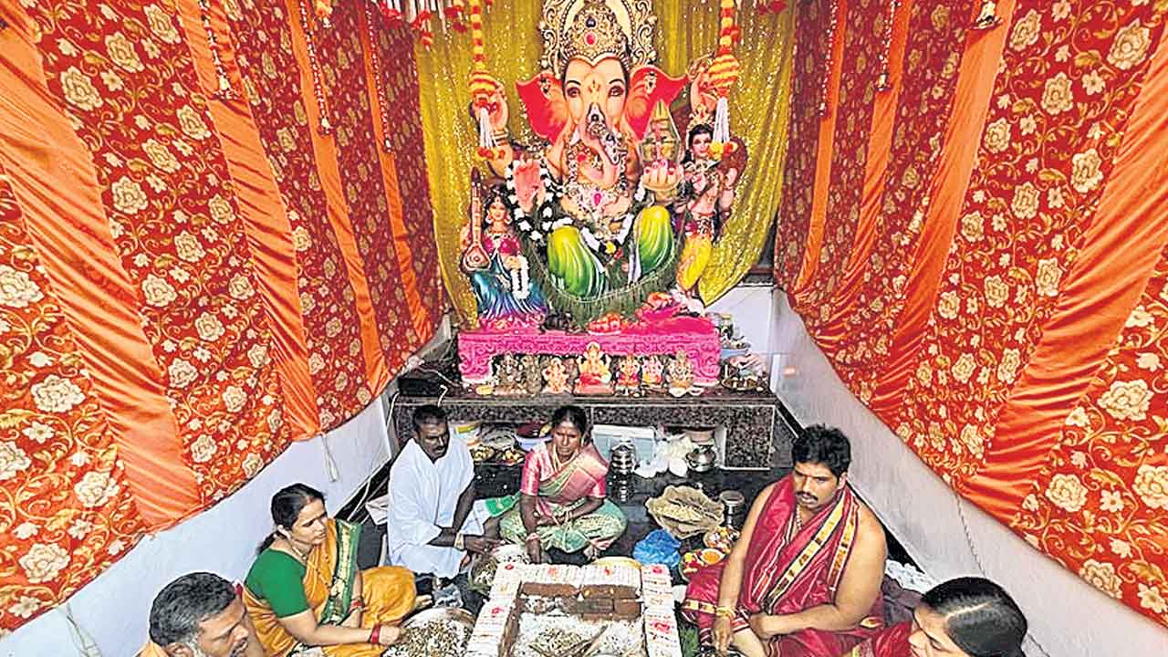 హోమాలు, అన్నదానాలు