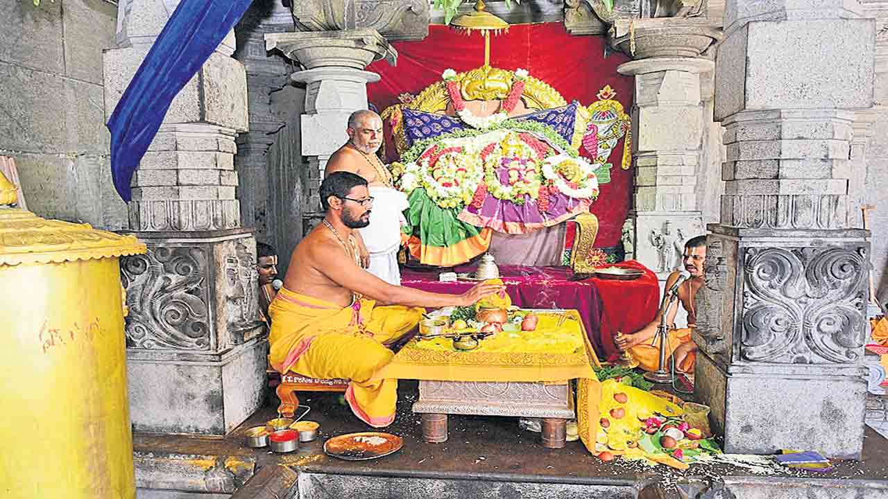 యాదాద్రీశుడికి నిత్యపూజలు