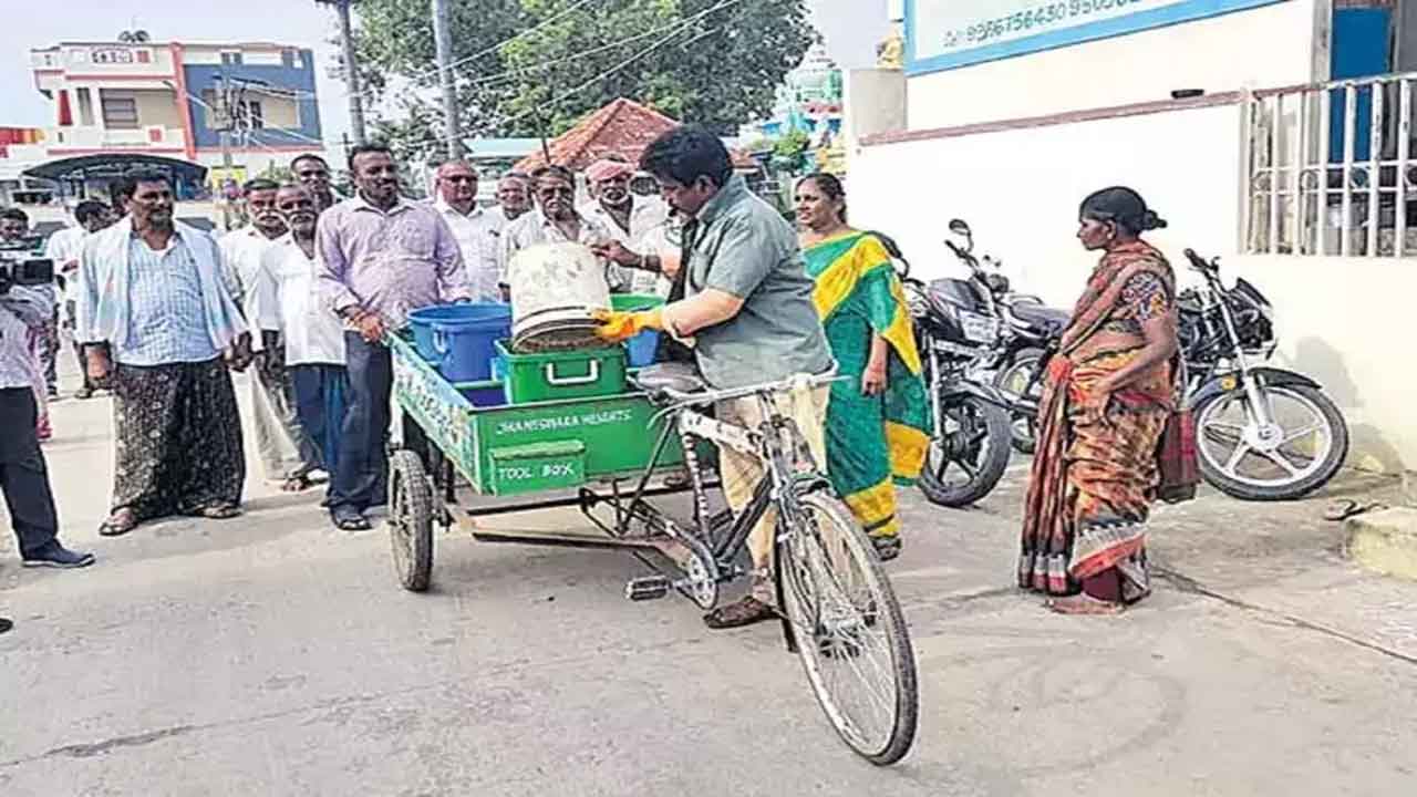 నిధులివ్వట్లేదని ఓ సర్పంచ్‌ వినూత్న నిరసన.. రిక్షా లాక్కుంటూ ఇంటింటికెళ్లి చెత్త సేకరణ