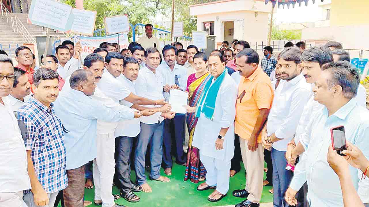 ఎల్‌ఐసీ ఉద్యోగులకు మంత్రి మద్దతు