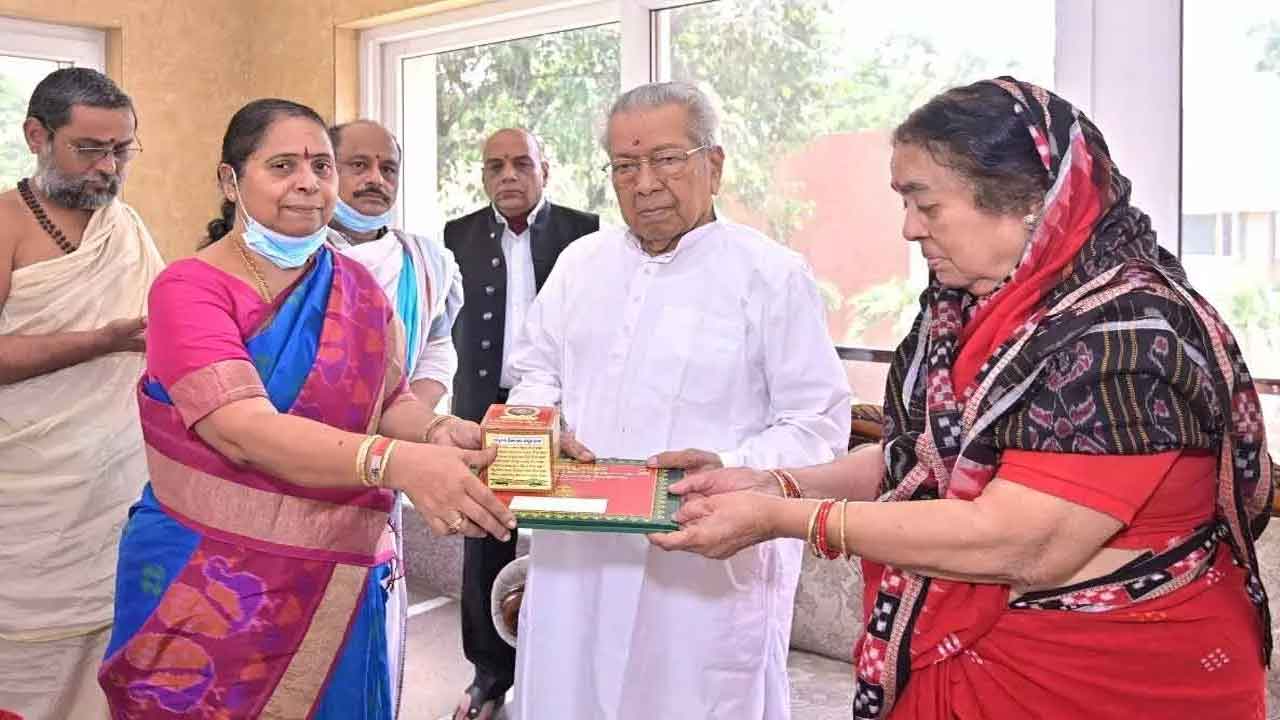 దసరా ఉత్సవాలకు రావాలని ఏపీ గవర్నర్‌కు ఆహ్వానం