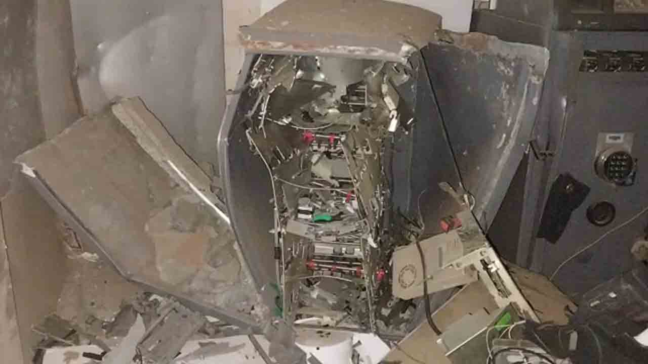 ఏటీఎంను పేల్చేశారు.. రూ. 11 ల‌క్ష‌లు ఎత్తుకెళ్లారు..