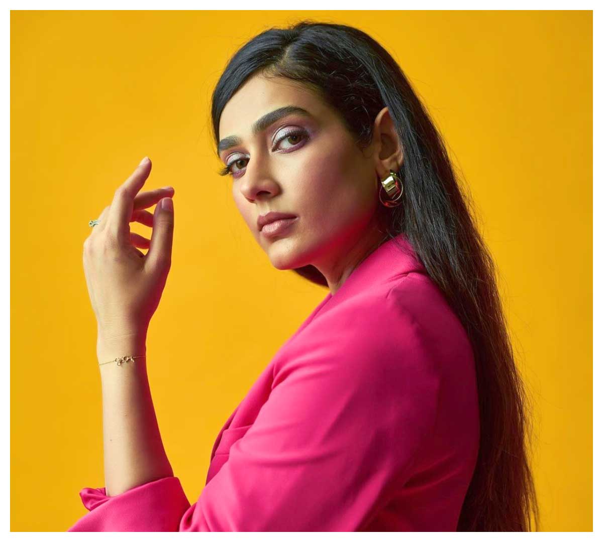 Aakanksha Singh | ఓర చూపులతో కవ్విస్తున్న ఆకాంక్ష సింగ్..