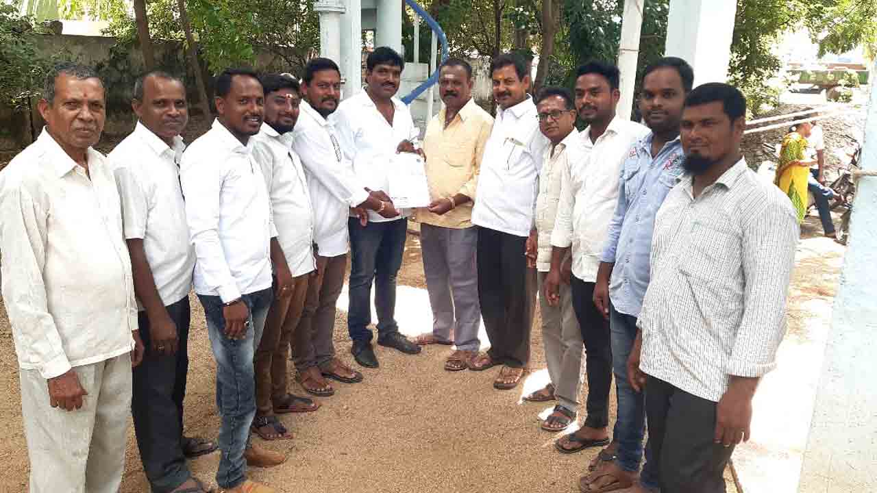 కాంగ్రెస్ నేతకు ఆసరా పెన్ష‌న్.. ప్ర‌భుత్వానికి కృత‌జ్ఞ‌త‌లు తెలిపిన ల‌బ్దిదారు