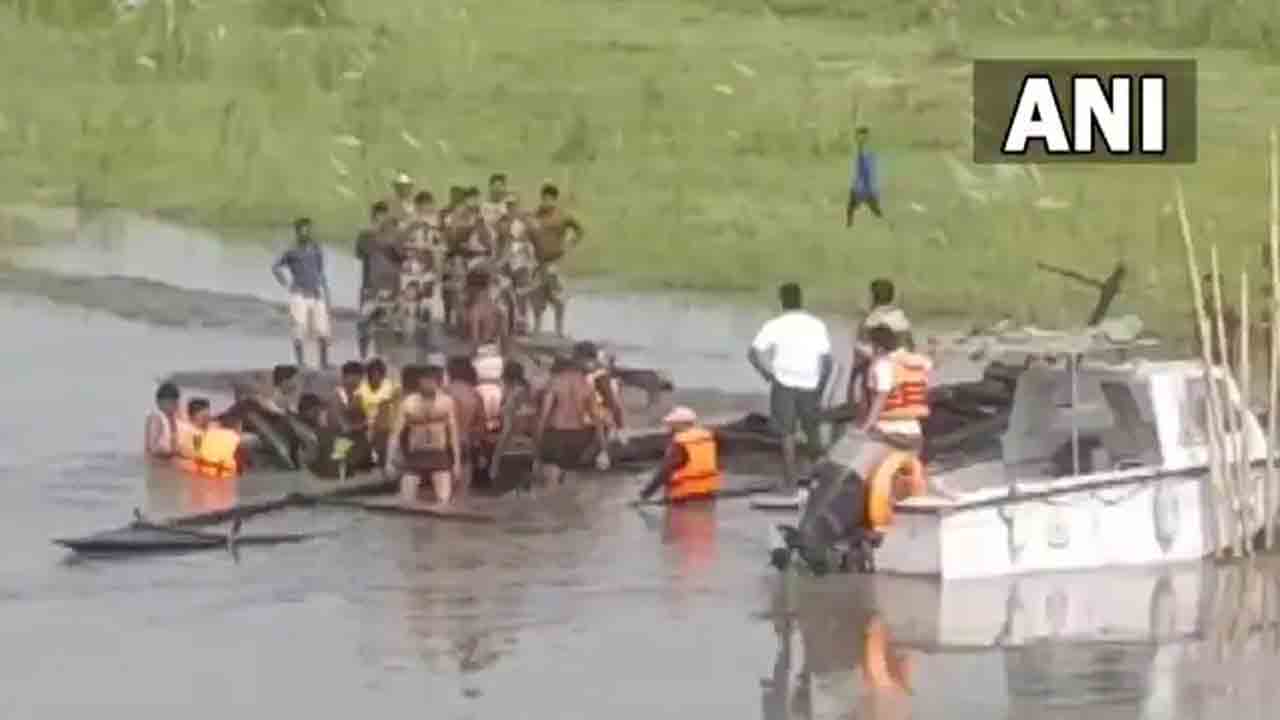 బ్రహ్మపుత్ర నది.. 100 మందితో వెళ్తున్న పడవ మునక..!