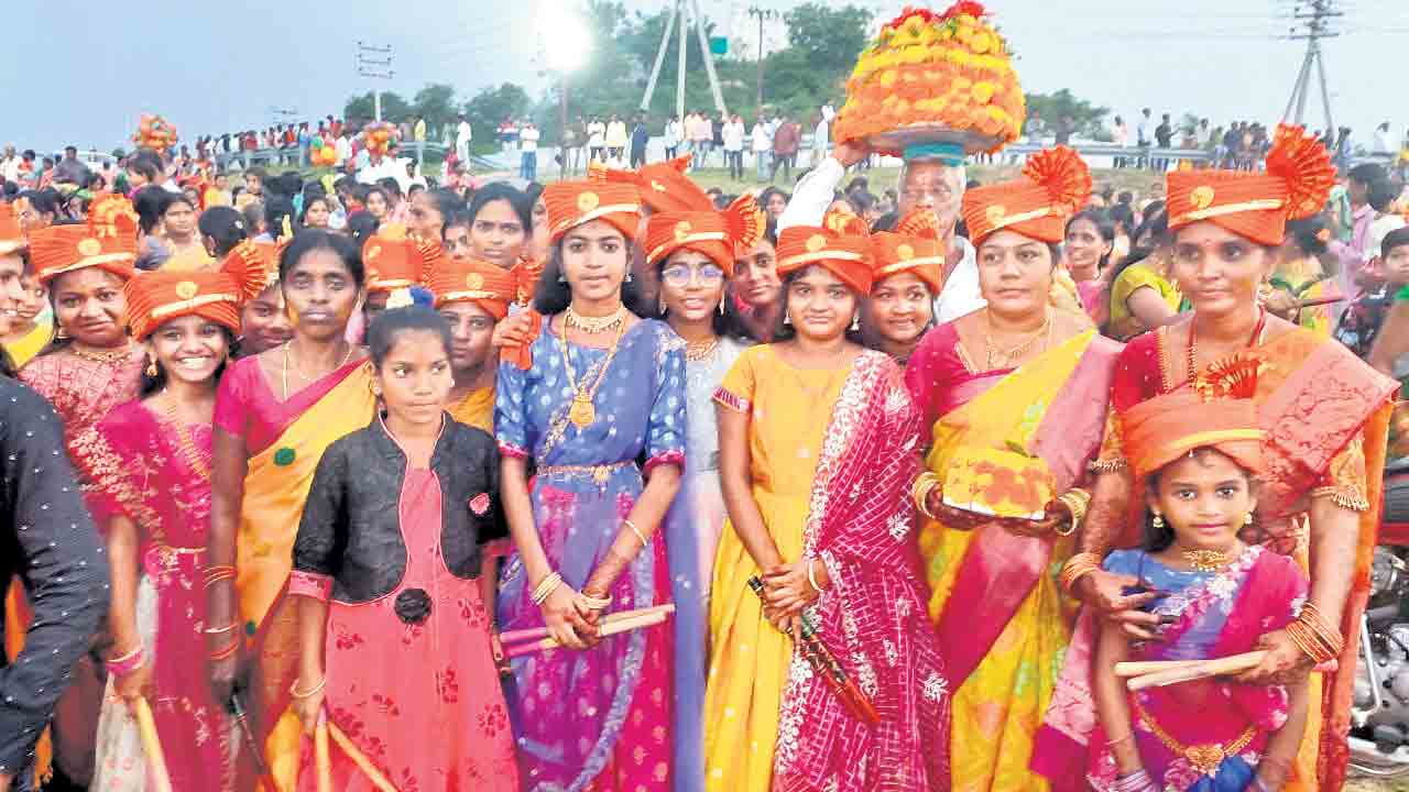 బతుకమ్మ కోలాహలం