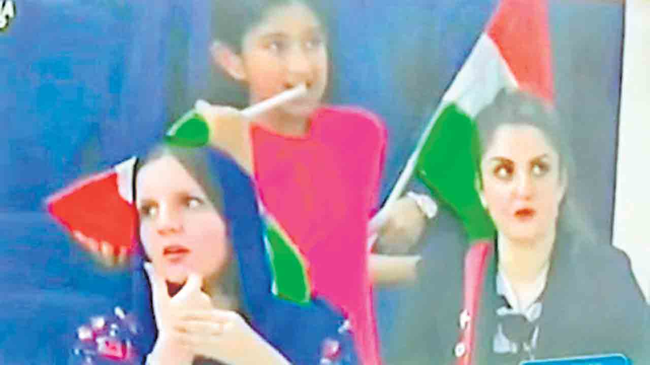 అఫ్రిది కూతురు చేతిలో త్రివర్ణ పతాకం