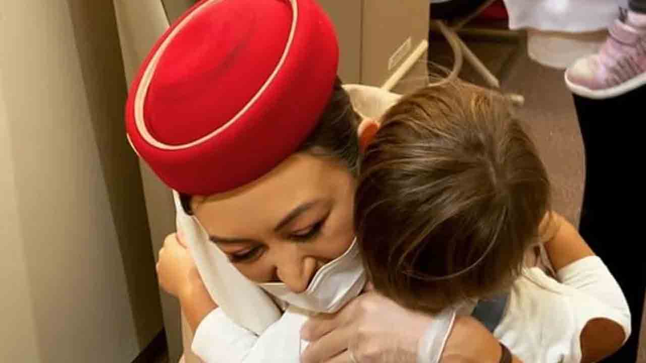 Air Hostess | నా జీవితంలోనే అతి పెద్ద వీఐపీ.. వైరల్ అవుతున్న ఎయిర్‌హోస్టెస్ వీడియో