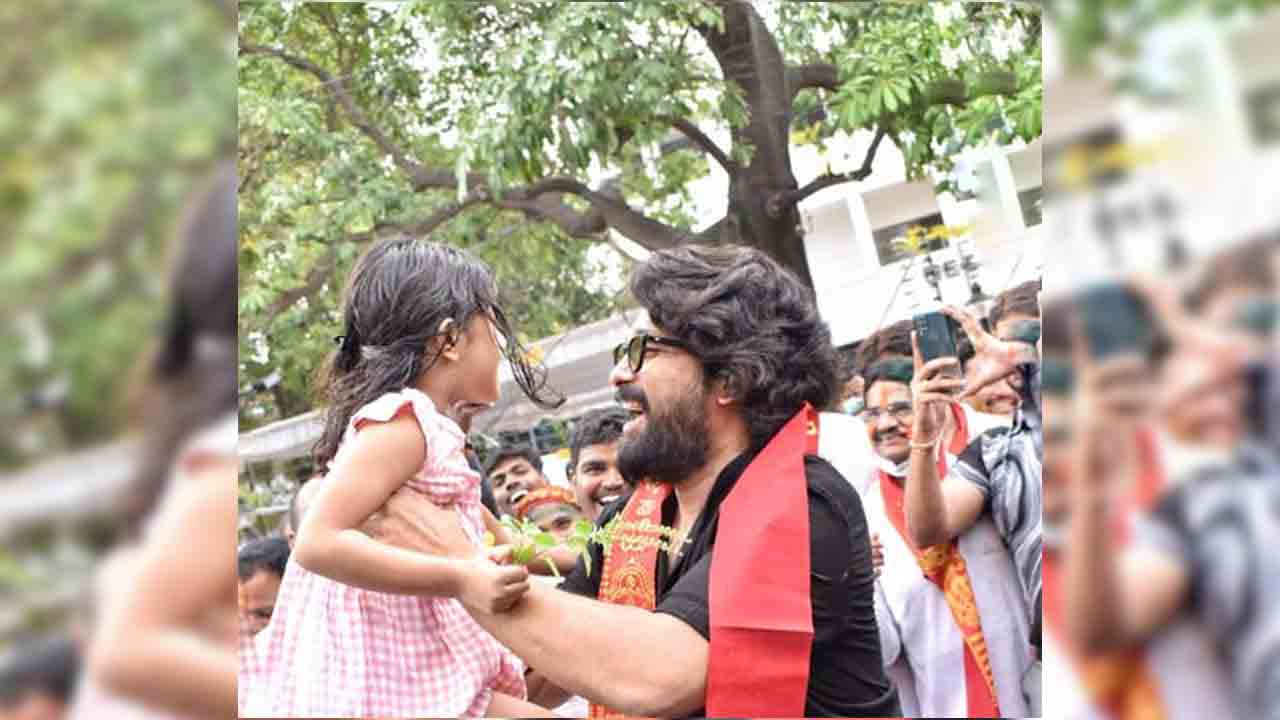 Allu Arjun | వినాయ‌క నిమ‌జ్జ‌న యాత్ర‌లో అల్లు అర్జున్‌..వీడియో వైర‌ల్