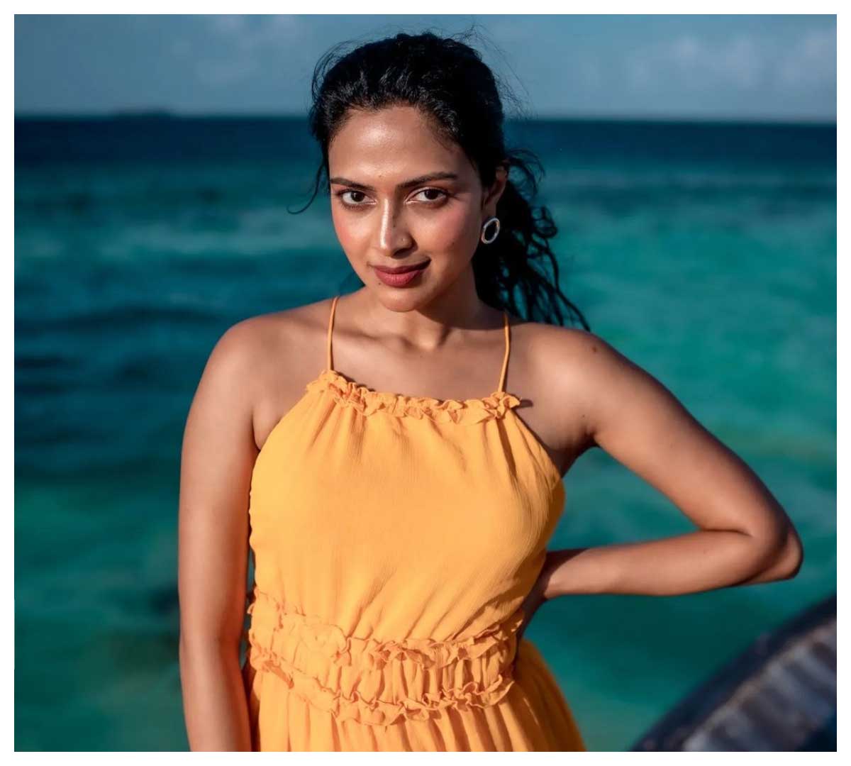 Amala Paul | బీచ్‌లో హొయ‌లు పోయిన అమ‌లాపాల్..