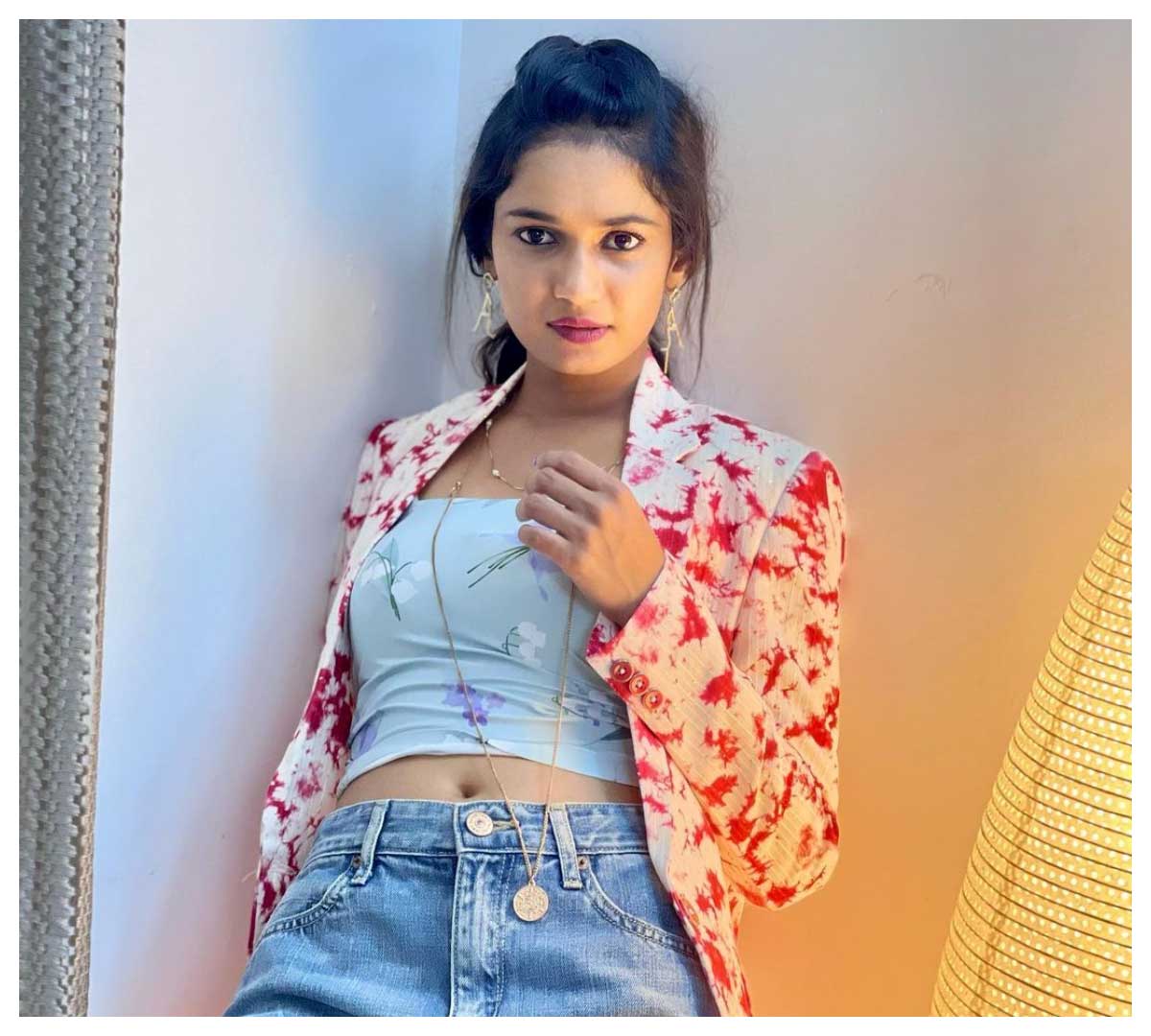 Ariyana Glory | పొట్టి నిక్క‌ర్‌లో అరియానా గ్లోరీ అందచందాలు..