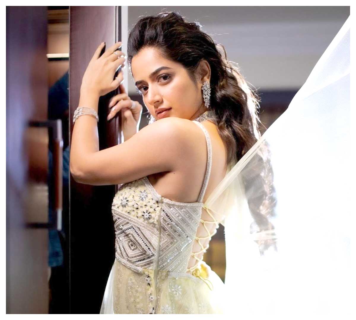 Ashika Ranganath | ఓర‌చూపుల‌తో కైపెక్కిస్తున్న ఆషిక రంగనాథ్..