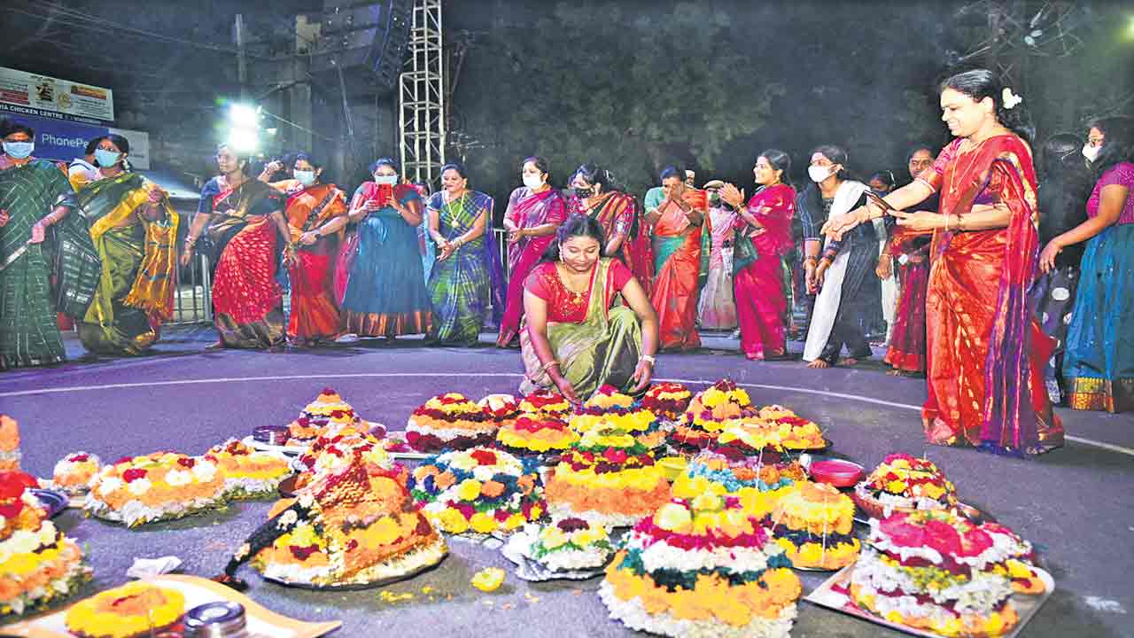 బతుకమ్మ పరువడి!