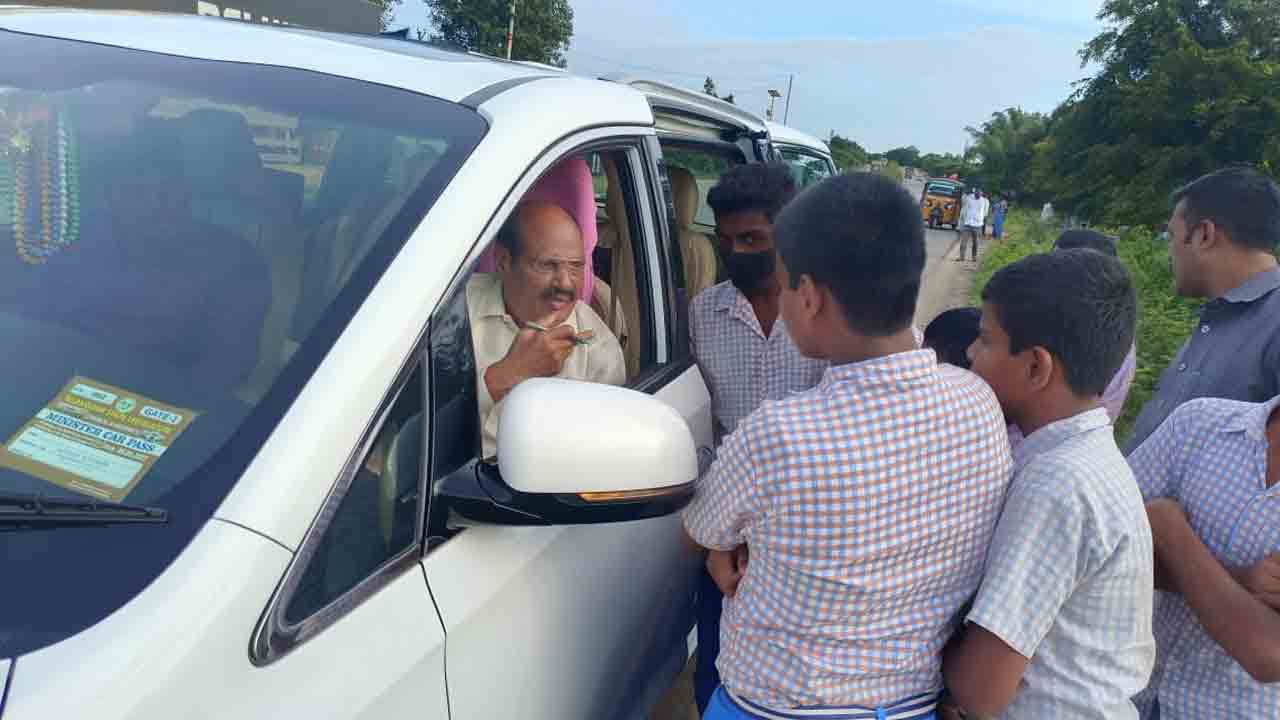 విద్యార్థుల కష్టాలు చూసి.. బస్సు సౌకర్యం కల్పించిన ఆర్టీసీ చైర్మన్‌