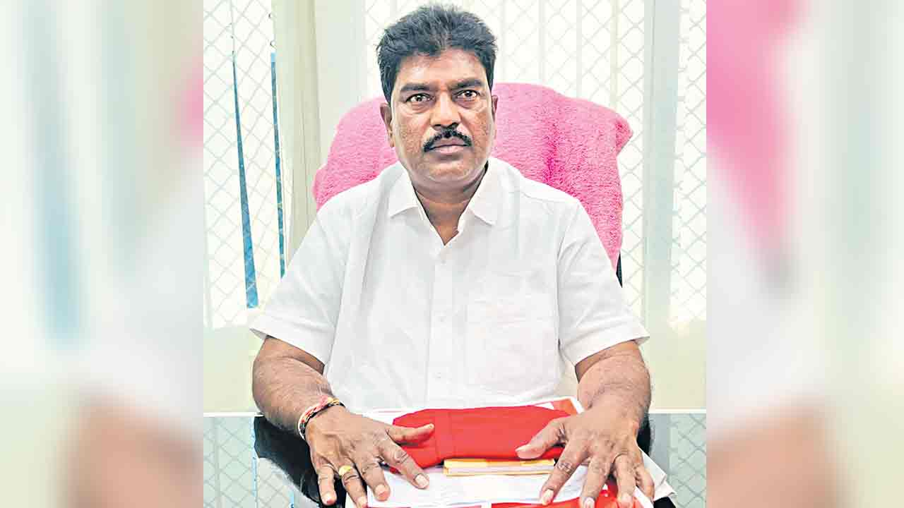 దళితులకు ఈటల క్షమాపణ చెప్పాలి