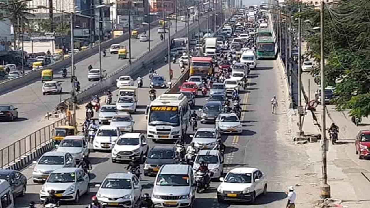 Bangalore : ట్రాఫిక్‌ జామ్‌ కావడం వల్లే ప్రేమలో పడ్డ.. వైరల్‌గా మారిన లవ్‌స్టోరీ