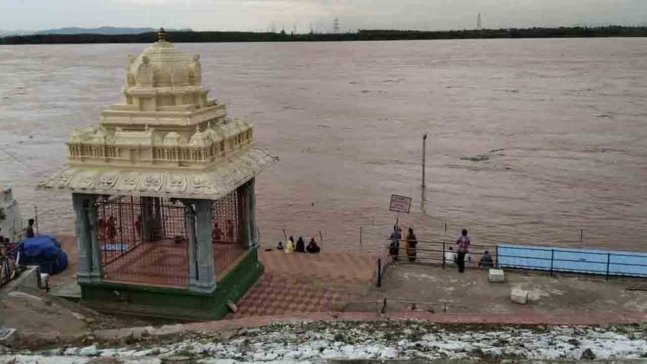 భద్రాచలం వద్ద 39.5 అడుగులు దాటిన గోదావరి నీటిమట్టం