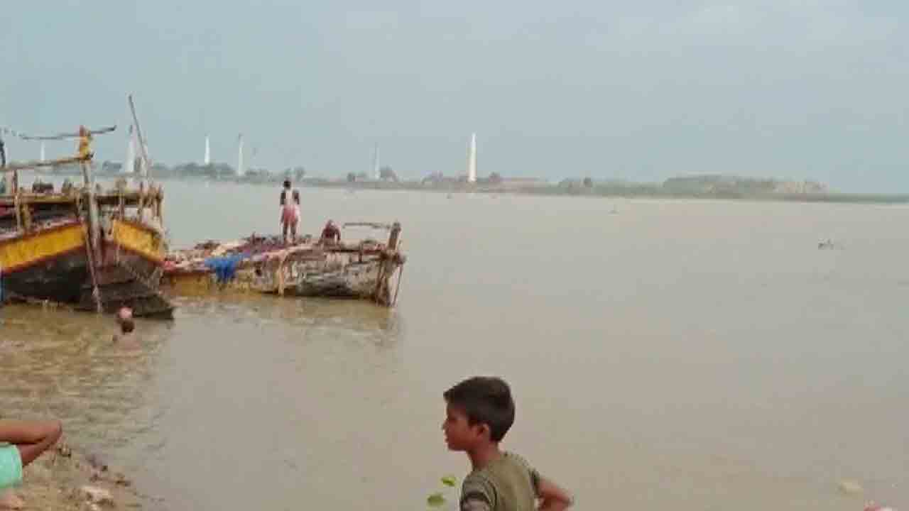 గంగానదిలో మునిగిన పడవ.. 10 మంది గల్లంతు