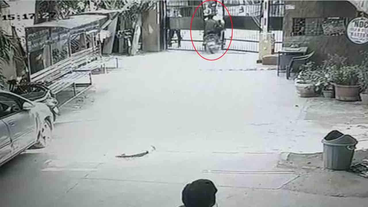 బైక్‌ను దొంగిలించేందుకు య‌త్నం.. సెక్యూరిటీ గార్డ్ అప్ర‌మ్త‌త‌తో దొరికిపోయారు..