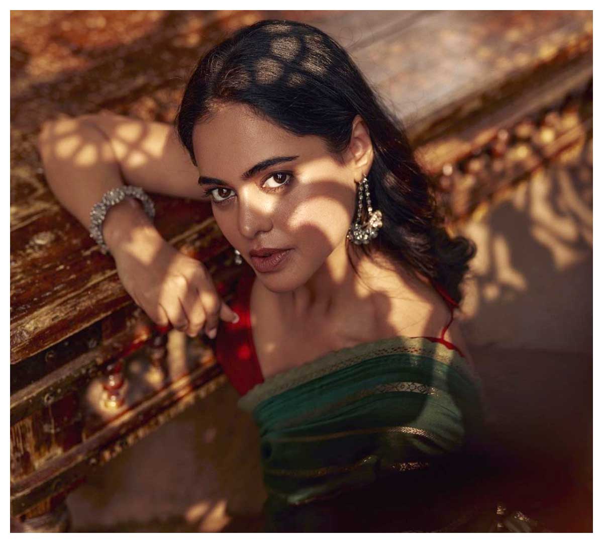 Bindu Madhavi | ఓర చూపుల‌తో క‌సిగా చూస్తున్న బిందు మాధ‌వి..