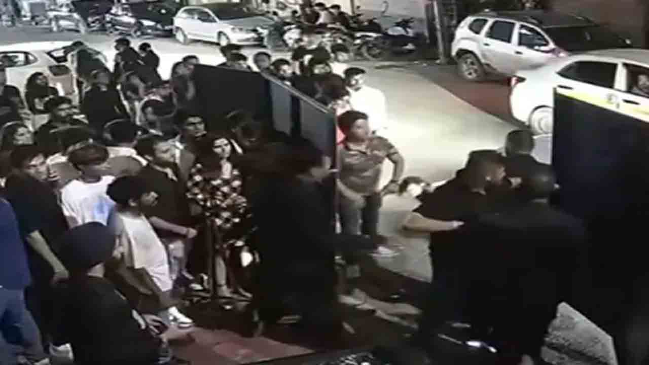 Watch: పబ్‌లోకి ప్రవేశంపై ఘర్షణ… కొందరిపై పిడిగుద్దులు కురిపించిన బౌన్సర్లు