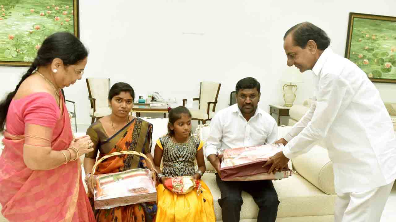 ఫలించిన తొమ్మిదేళ్ల కల..! చిన్నారికి నామకరణం చేసిన సీఎం కేసీఆర్‌