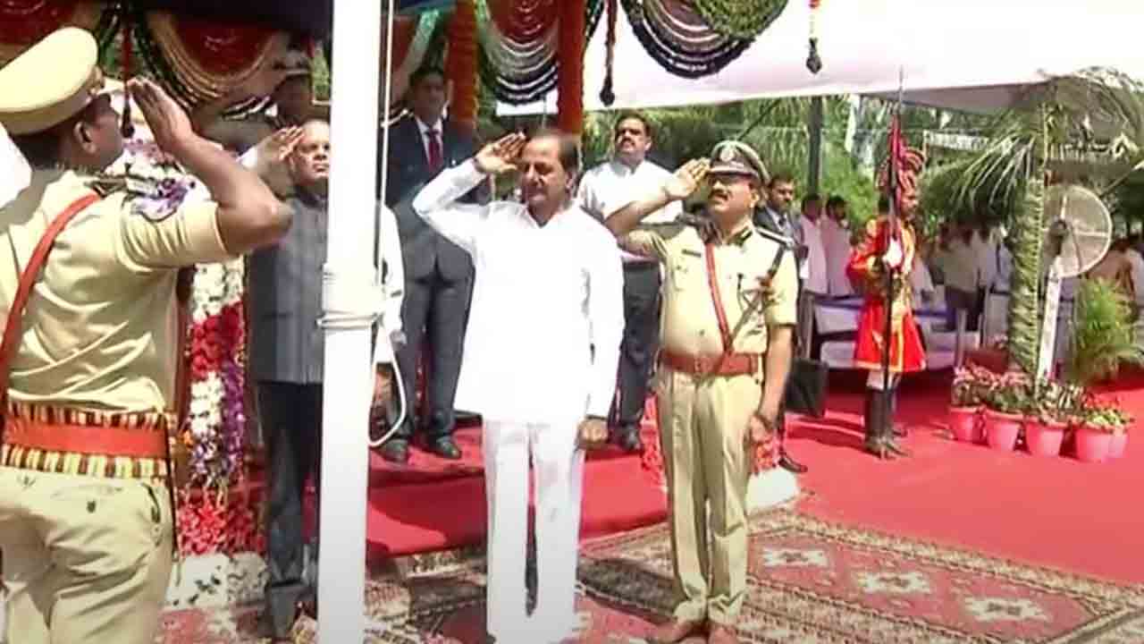 పబ్లిక్‌ గార్డెన్స్‌లో జాతీయ జెండాను ఆవిష్కరించిన సీఎం కేసీఆర్‌