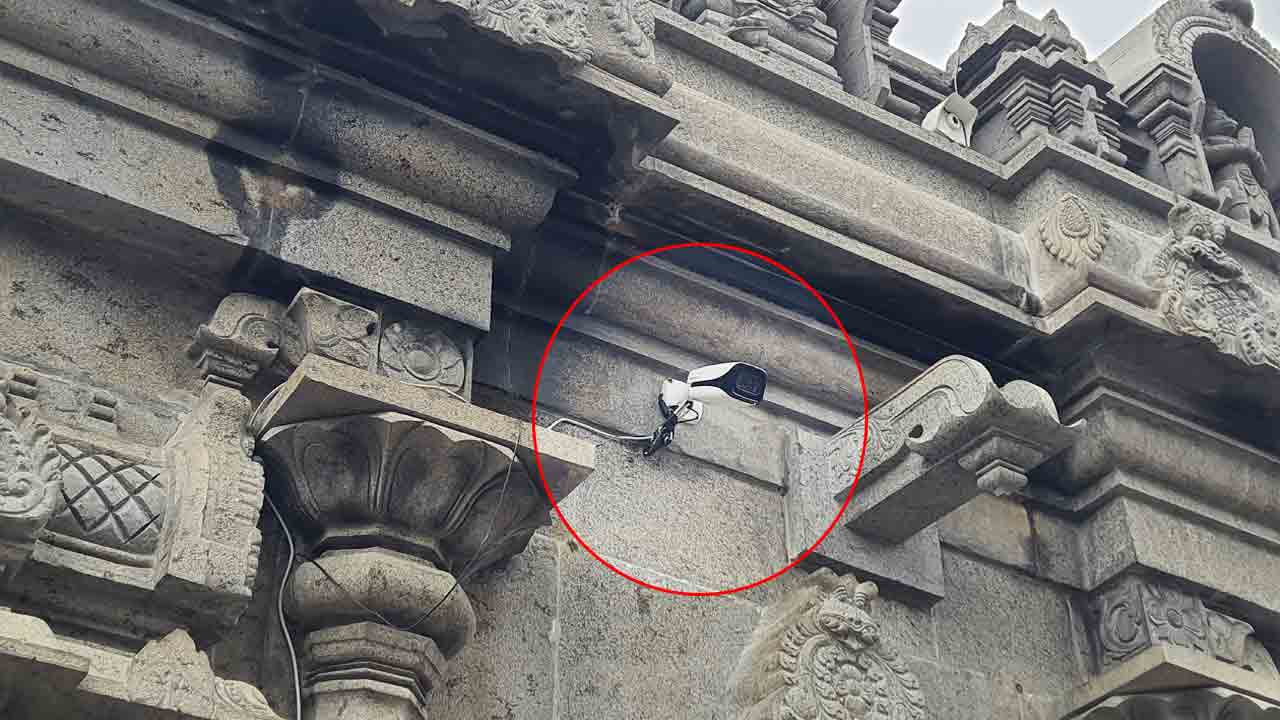 గుట్టలో పకడ్బందీగా భక్తుల నమోదు