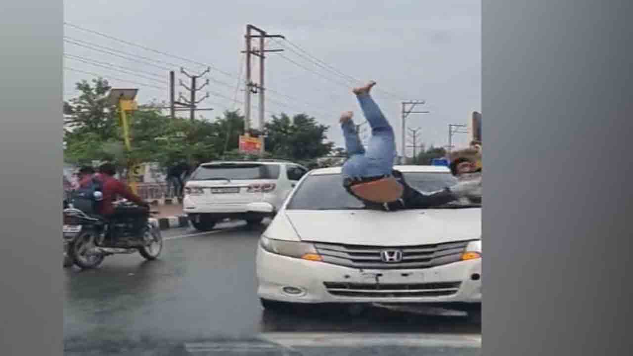 Watch: కొట్టుకున్న కాలేజ్‌ విద్యార్థులు… ఒకరిని ఢీకొట్టిన కారు, తర్వాత ఏం జరిగిందంటే?