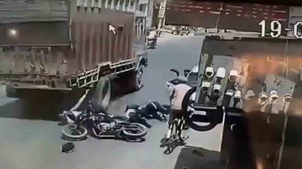 Video: కారు డోర్‌ తెరువడంతో లారీని ఢీకొన్న బైక్‌… వీడియోతో పోలీస్‌ అధికారి మెసేజ్‌