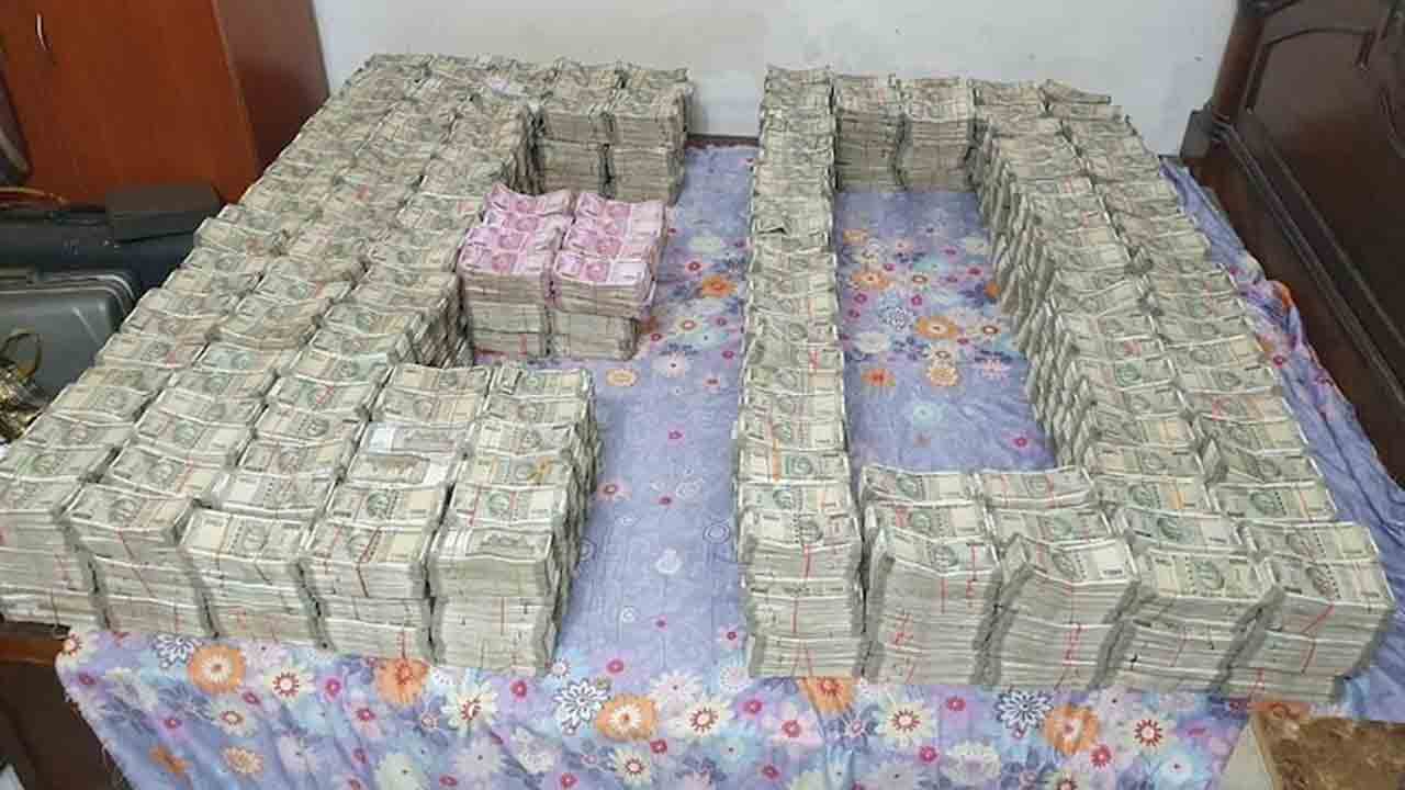 గేమింగ్ యాప్ స్కామ్‌ నిందితుడి నివాసాల్లో ఈడీ సోదాలు… రూ.17 కోట్ల నగదు స్వాధీనం