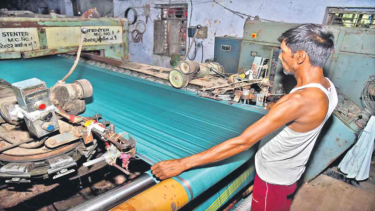 చేనేత జీఎస్టీపై బీజేపీది పూటకోమాట