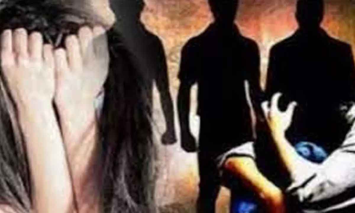 దారుణం: భ‌ర్త ముందే భార్యపై ఆరుగురి సామూహిక అత్యాచారం
