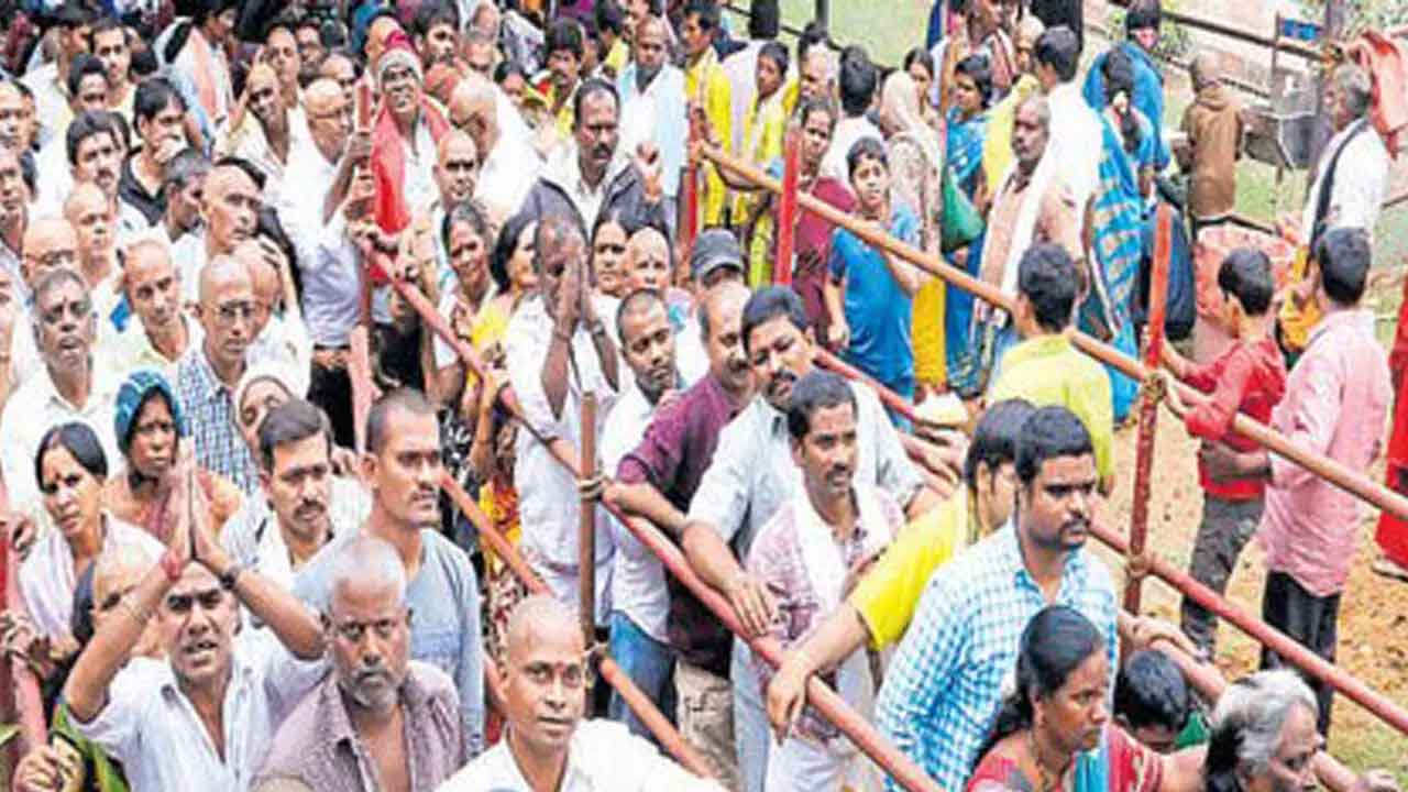 తిరుమల శ్రీవారి దర్శనానికి 10 గంటల సమయం