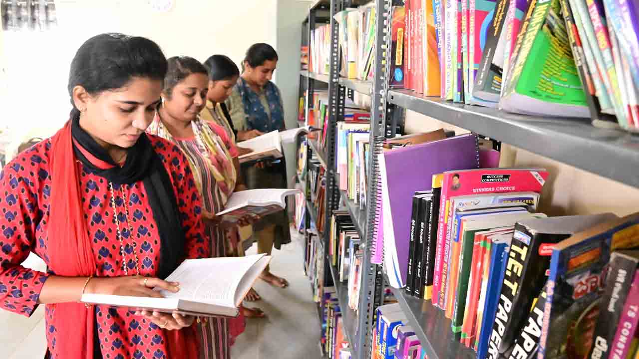 ఉద్యోగమస్తు.. నిరుద్యోగులకు వరం ఎస్సీ, బీసీ స్టడీ సర్కిళ్లు