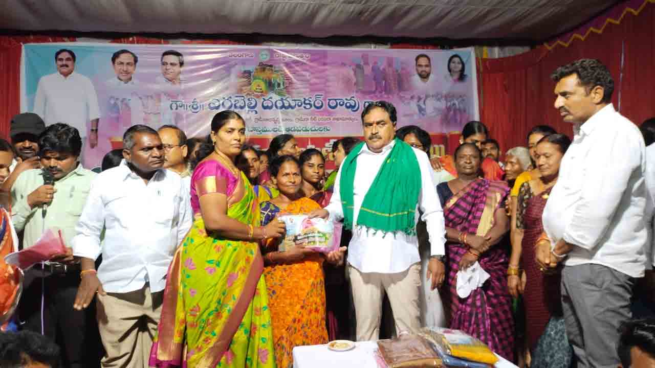 బతుకమ్మ చీరెలతో నేతన్నలకు ఉపాధి : ఎర్రబెల్లి దయాకర్‌రావు