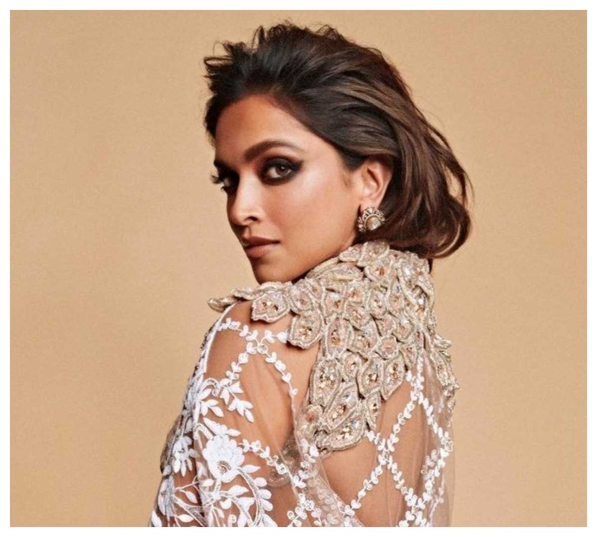 Deepika Padukone | గ్లామ‌ర్‌తో మ‌తులు పోగొడుతున్న‌ దీపికా ప‌దుకొణె..