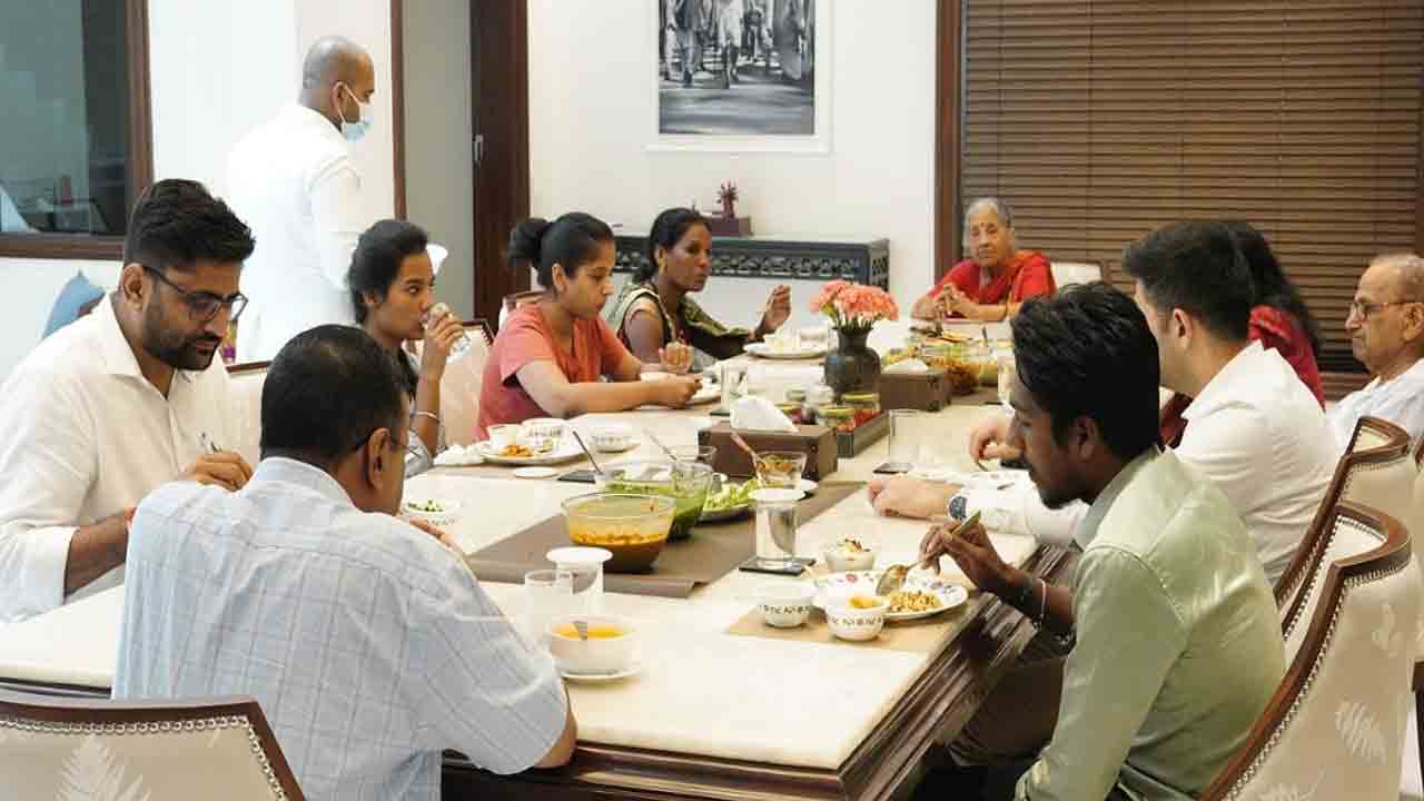 దళితుడి కుటుంబానికి విందు ఇచ్చిన సీఎం