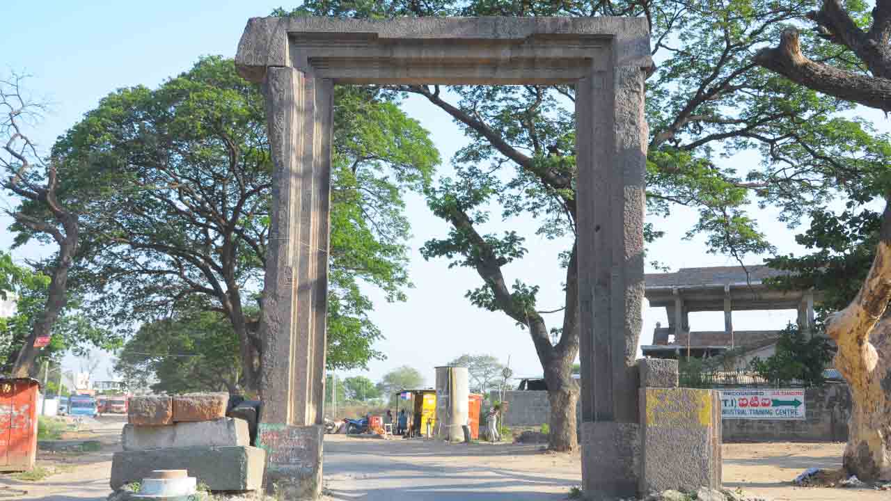 మన చరిత్ర..  ఒక కోట కథ