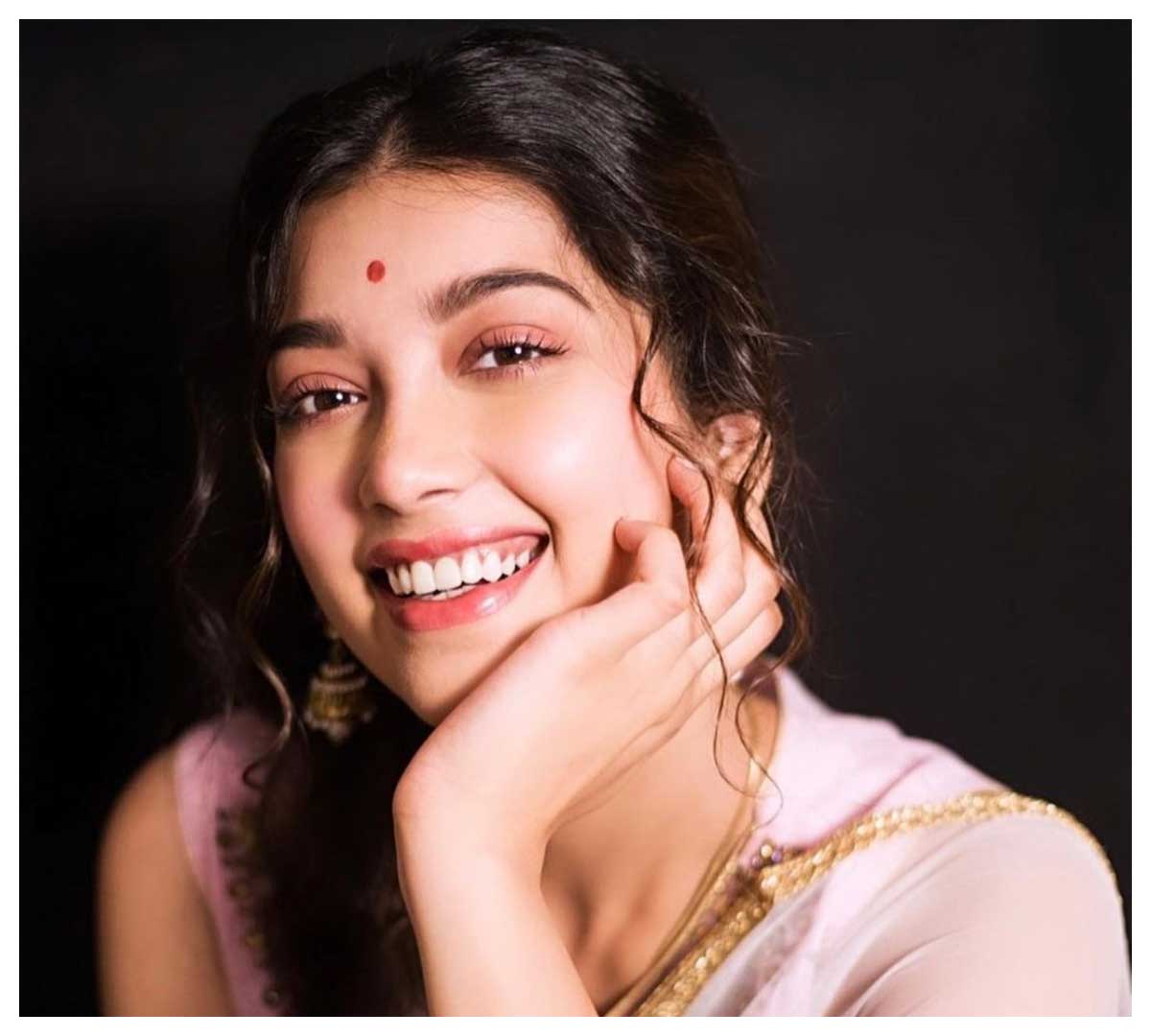 Digangana Suryavanshi | ముసిముసి నవ్వులతో మాయ చేస్తున్న దిగంగన సూర్యవంశి..