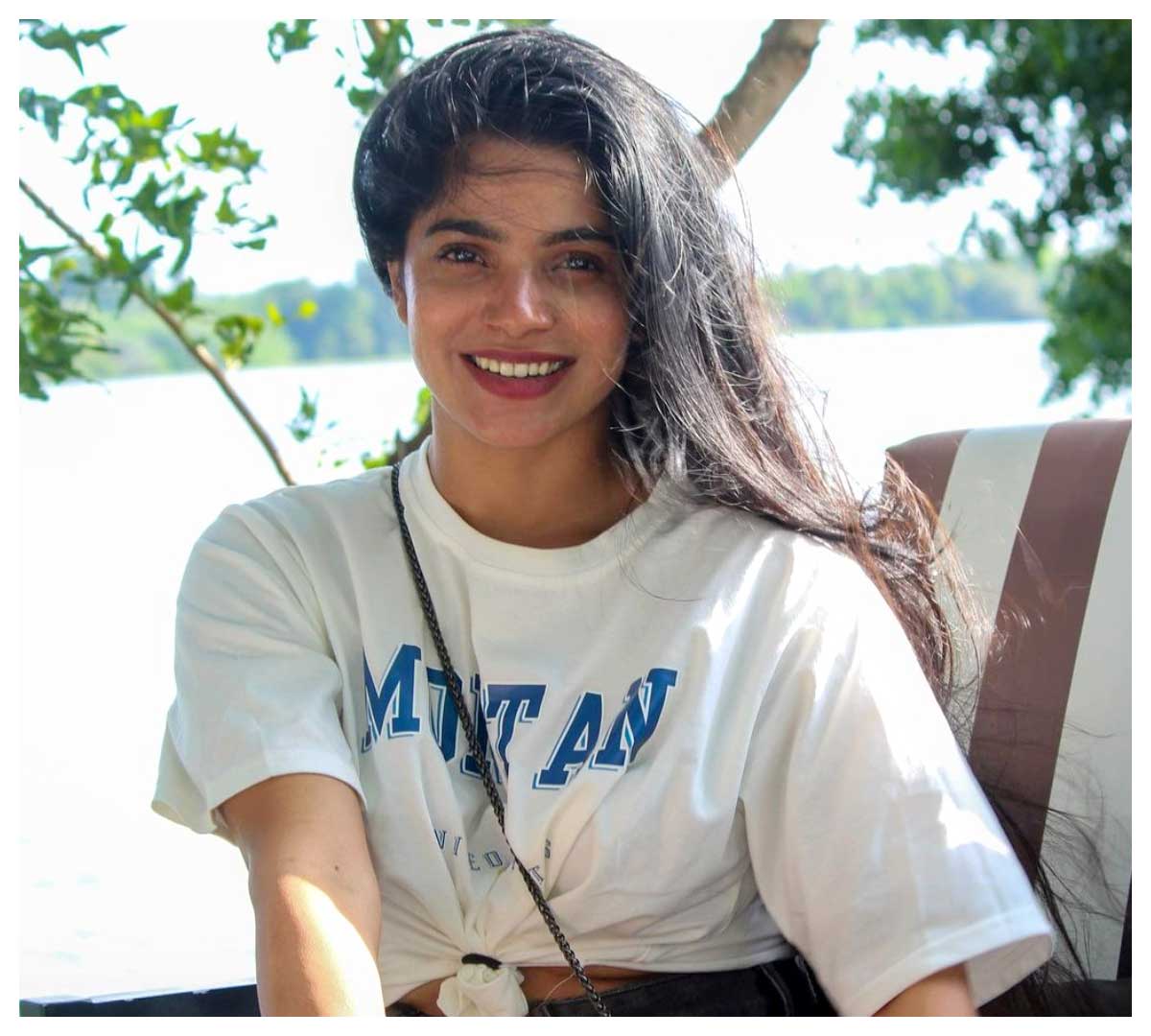 Divya Bharathi | చిరున‌వ్వుతో ఆక‌ట్టుకుంటున్న దివ్య భారతి..