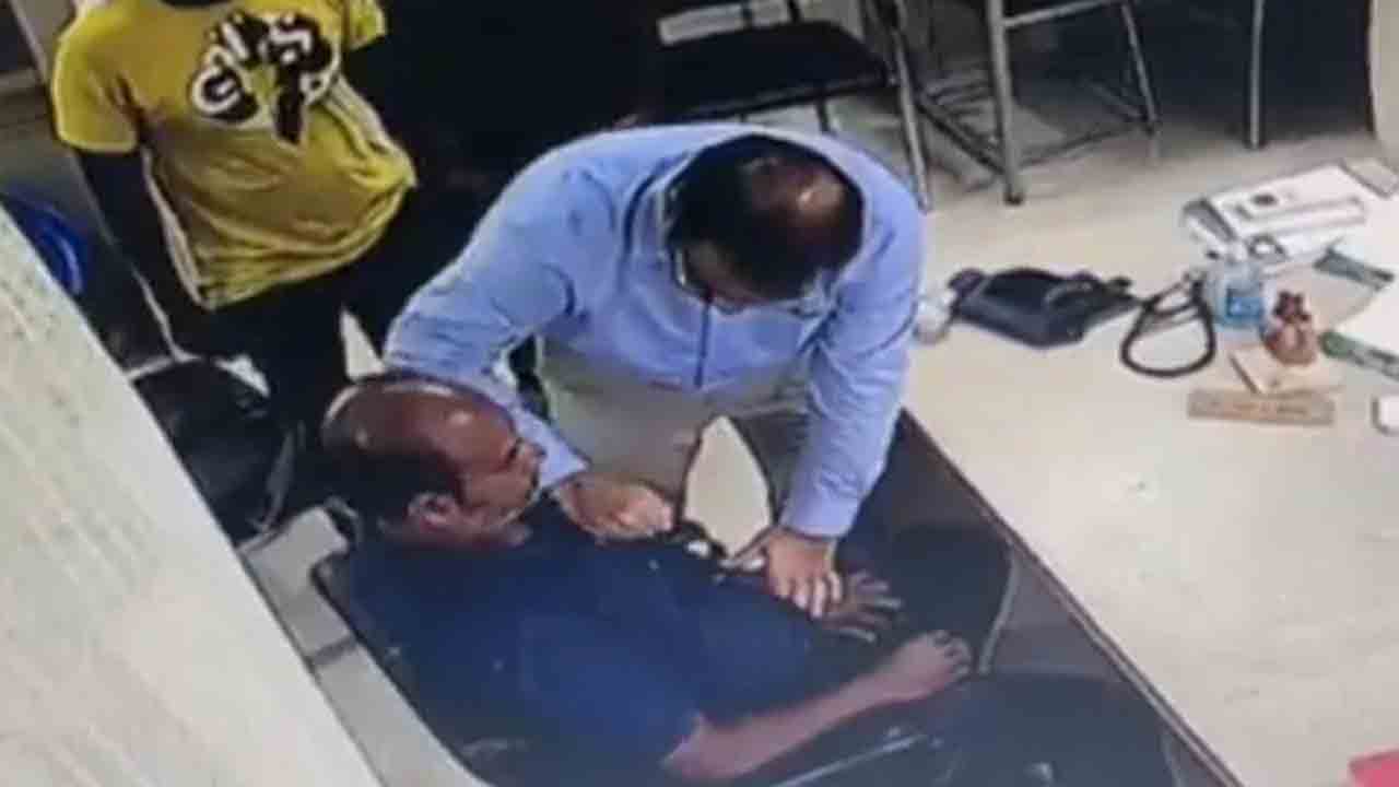 Watch: గుండెపోటుతో కుప్పకూలిన రోగి… స్పందించిన డాక్టర్‌ ఎలా కాపాడారంటే?