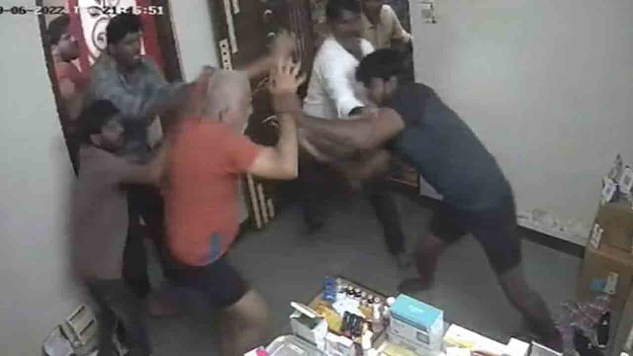 Watch: క్లినిక్‌ ఆలస్యంగా తెరిచినందుకు… డాక్టర్‌, ఆయన కుమారుడిపై కొందరు దాడి