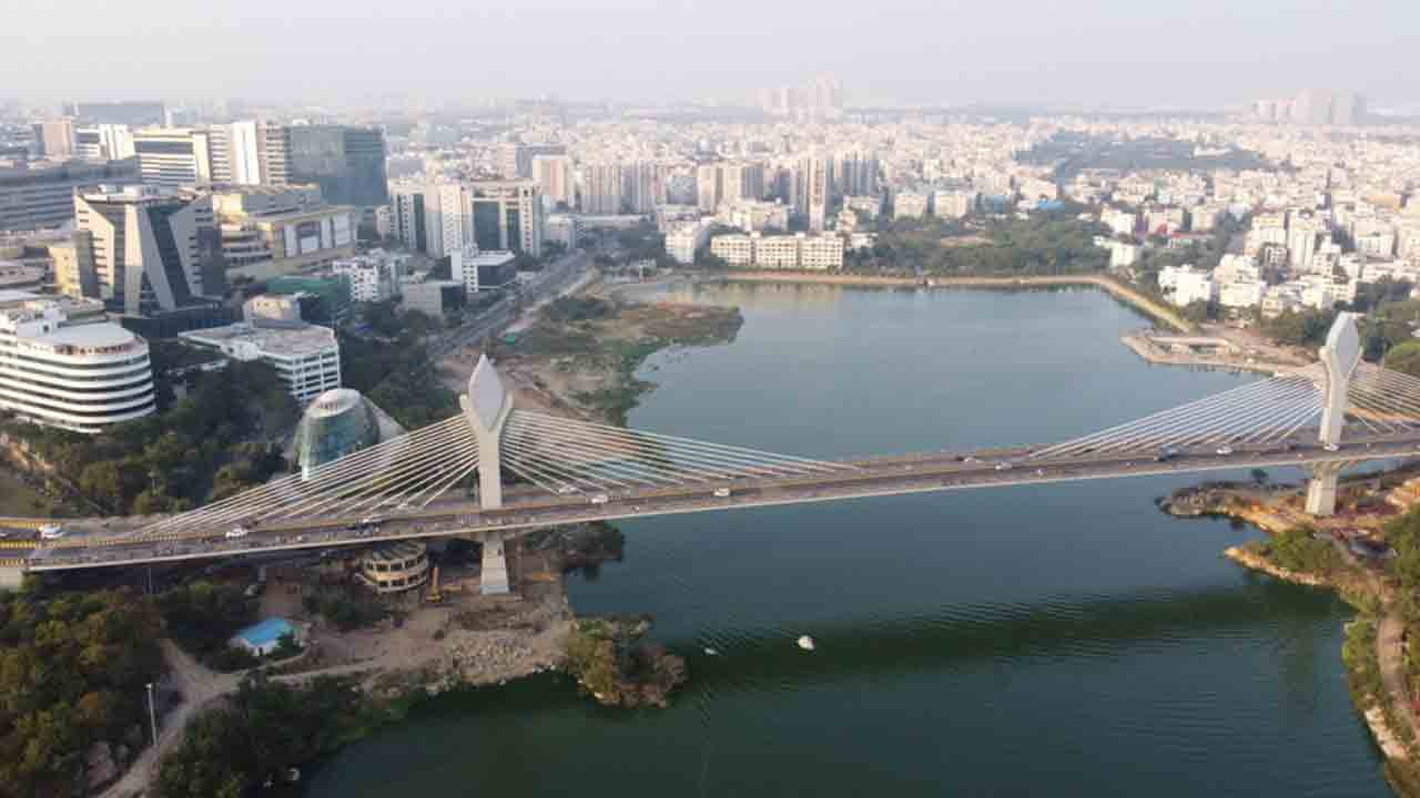 దుర్గం చెరువు కేబుల్ బ్రిడ్జిపై నుంచి దూకి యువ‌తి ఆత్మ‌హ‌త్య‌