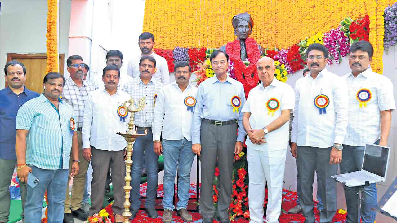 విద్యుత్తు సంస్థలకు కేసీఆరే భరోసా