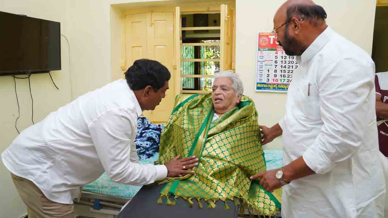 చుక్కా రామయ్యను సత్కరించిన మంత్రి ఎర్రబెల్లి