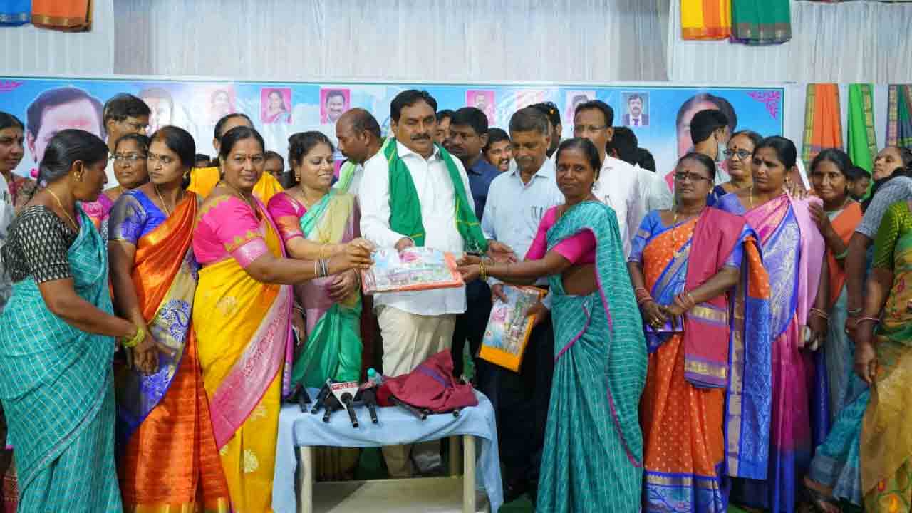 కోటి మంది ఆడబిడ్డలకు బతుకమ్మ చీరలు: మంత్రి ఎర్రబెల్లి