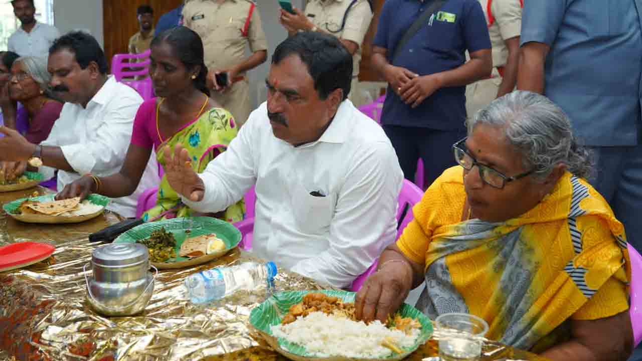 పెన్ష‌న్‌దారుల‌తో మంత్రి ఎర్రబెల్లి ద‌యాక‌ర్ రావు సహపంక్తి భోజనం