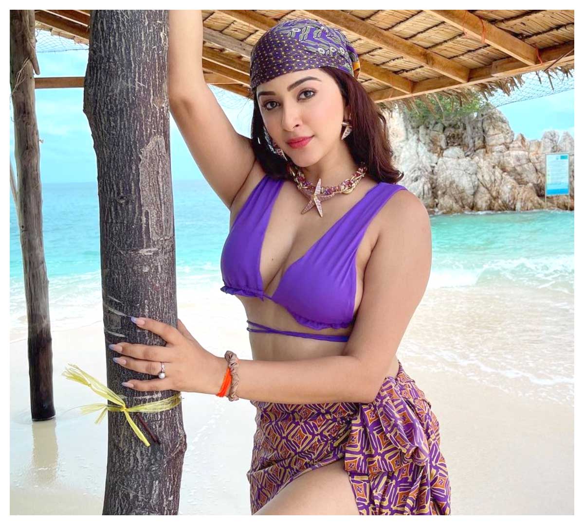 Eshanya Maheshwari | సముద్రపు ఒడ్డున అందాలు ఒలికిస్తున్న ఈశాన్య మహేశ్వరి..